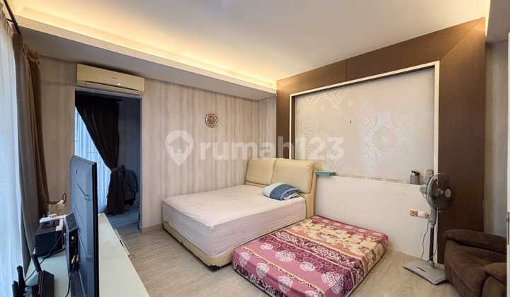 Rumah Olivia rapi siap huni, depan taman hadap selatan 1