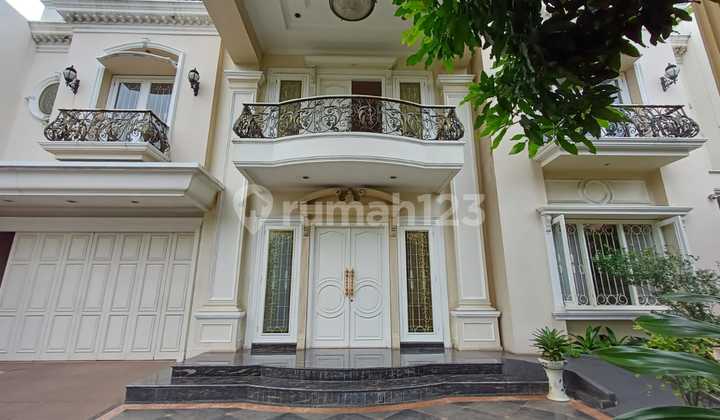 Rumah Elegan Semi Furnished di Kebon Jeruk, Jakarta Barat