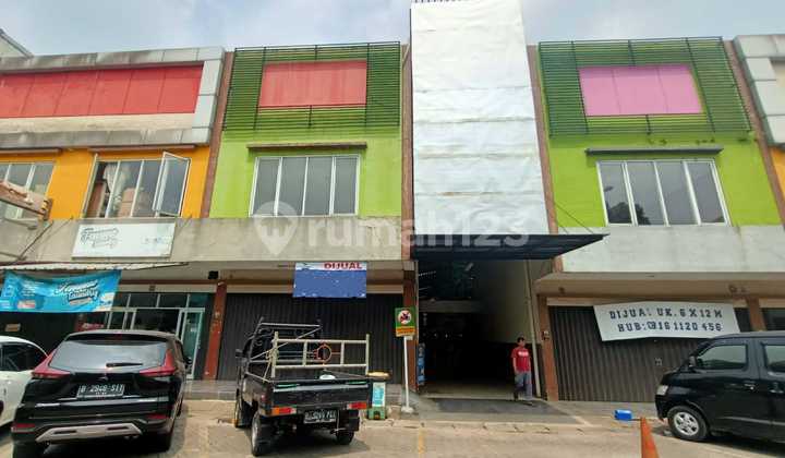 THREE-STORY CLEAN MARKET SHOPHOUSE IN SENTUL CITY AREA