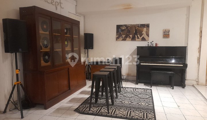 Strategic Exclusive Main Road Riau House, Commercial Suitable for Business 2