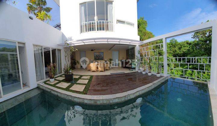 Selling a spacious and nice villa in Nusa Dua, Badung, Bali  2