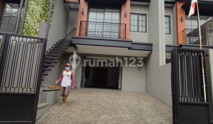 Rumah di Jl. Cilandak 3 Lantai SHM Kondisi Baru Hadap Timur 2