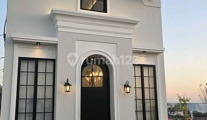 Rumah Mezzanine American Classic di Lakarsantri Wiyung Surabaya