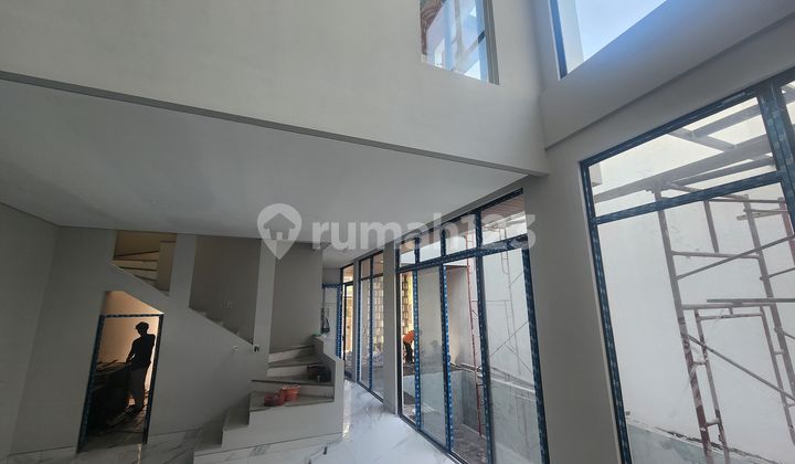 ruang tamu rumah baru strategis citraland utama