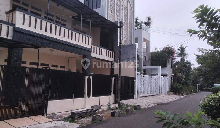 Rumah Dijual Strategis Di Tebet, Cocok Untuk Keluarga 1