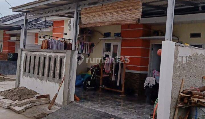Di oper murah Rumah bersih di pinggir jalan raya sepatan 1