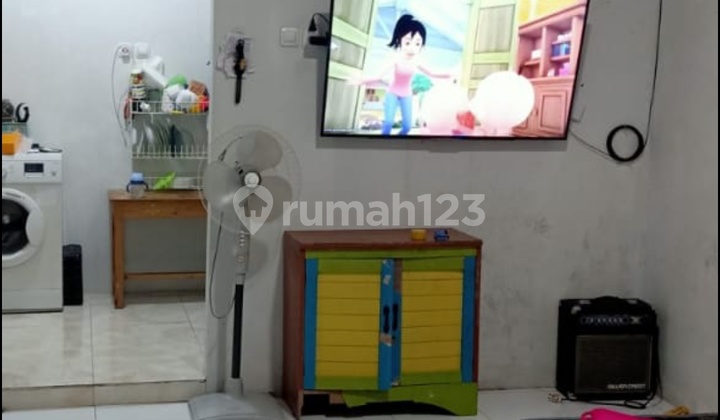 Di oper murah Rumah bersih di pinggir jalan raya sepatan 3