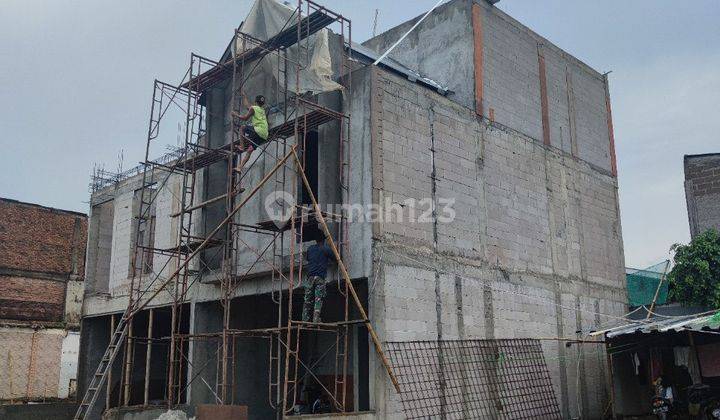 Rumah 2,5 Lantai Hook Dekat 3 Menit ke LRT Cibubur Ciracas Jakarta Timur 2