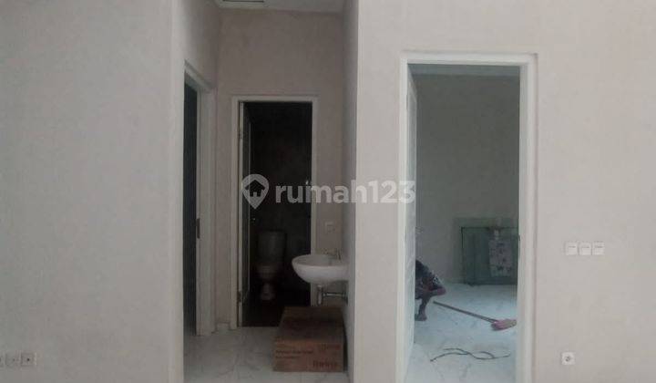 Rumah Semi Furnished di Taman Parahyangan, Tangerang 2