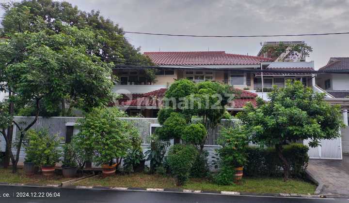 Rumah 3 Lantai Nyaman Asri di Pondok Indah, Jakarta Selatan