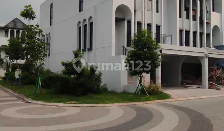 3-Story Hook House in Cluster Aether BSD City, South Tangerang