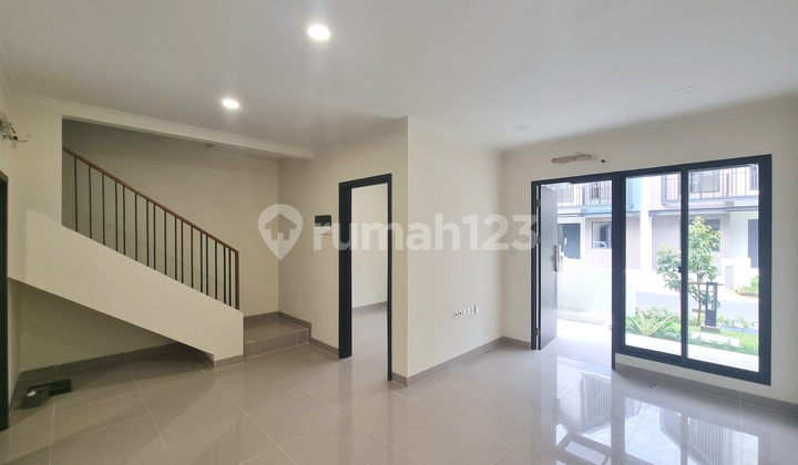 Rumah 3 Lantai Atticroom di Cluster Leonora Gading Serpong, Tangerang