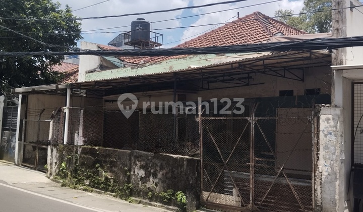 Old House for Sale in Kebon Kacang, Prime Location, Land Area Included 2