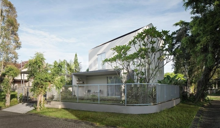 Villa Serpong Luas 300M - Ada Cabin Backyard, Harga Nego di Bawah Pasar