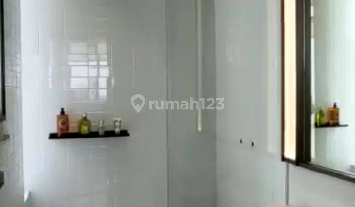 Rumah 2 Lantai SHM Di Area Lippo Cikarang depan Persis Taman Kota 8