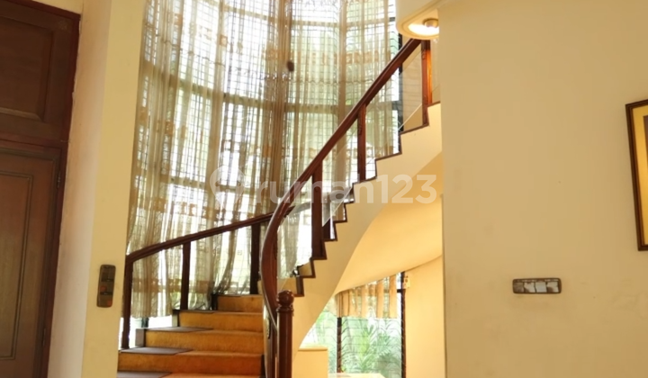 Dijual Rumah di Jl. Kusumaatmaja, Menteng - Jakarta Pusat. Terletak di Kawasan Menteng yang Sangat Prime, Prestisius, dan Strategis di Pusat Jakarta.