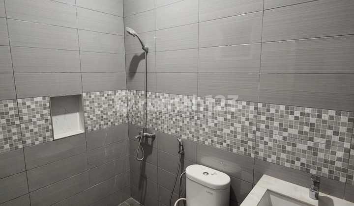 Rumah di Muara Karang , Jakarta Utara  3 Lantai 4bed