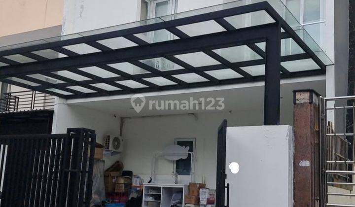 tampak depan rumah pik1 strategis cluster camar