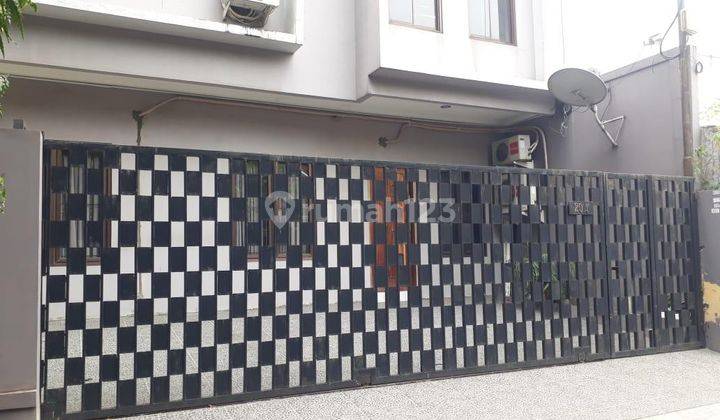 Rumah di jl praja dalam 3 Lantai Bagus SHM 2