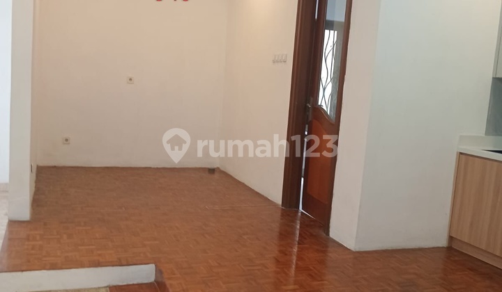 Rumah Sewa 2 Lantai Alsut Dlm Cluster Semi Furnish Bagus 