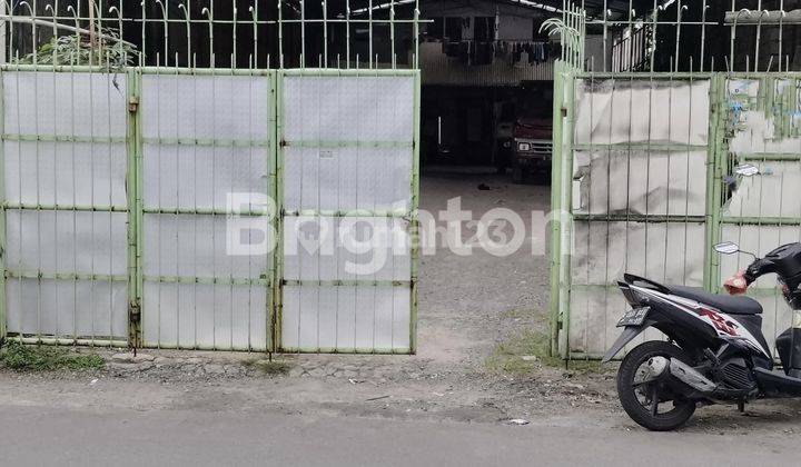 Gudang Murah hitung Tanah Pinggir Tol Kebon Jeruk Kemanggisan Jakarta Barat ukuran 10 x 38,5 m2 hanya 100 meter dari jalan raya.  ceiling 8 meter plong bisa di lewati kontainer