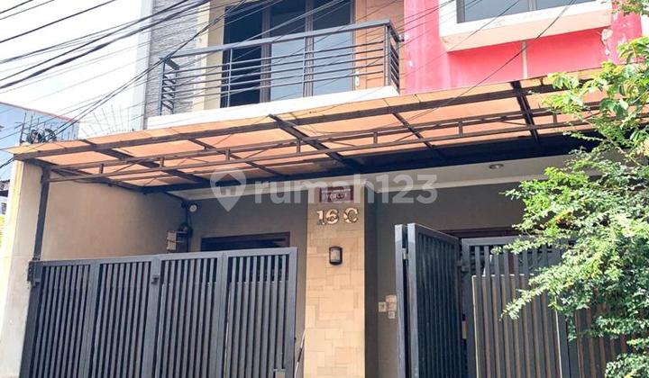 Rumah 2 Lantai Dekat Roxy Mas