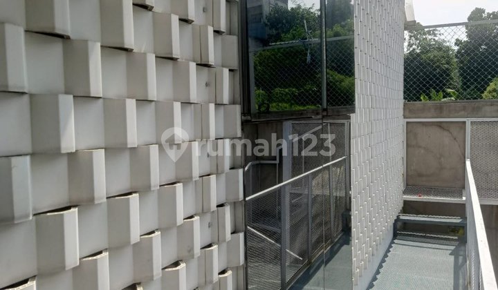 A ready-to-occupy minimalist house in Awiligar, Dago Wing. 2