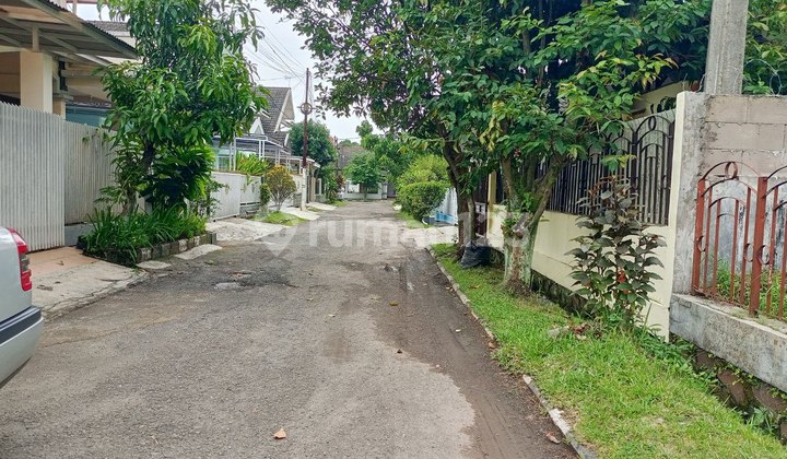 Cheap old house, land only calculated in Arcamanik Endah. Cheap old house, land only calculated in Arcamanik Endah.