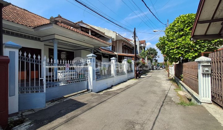 affordable ready-to-live house spacious strategic rarely available near Batununggal