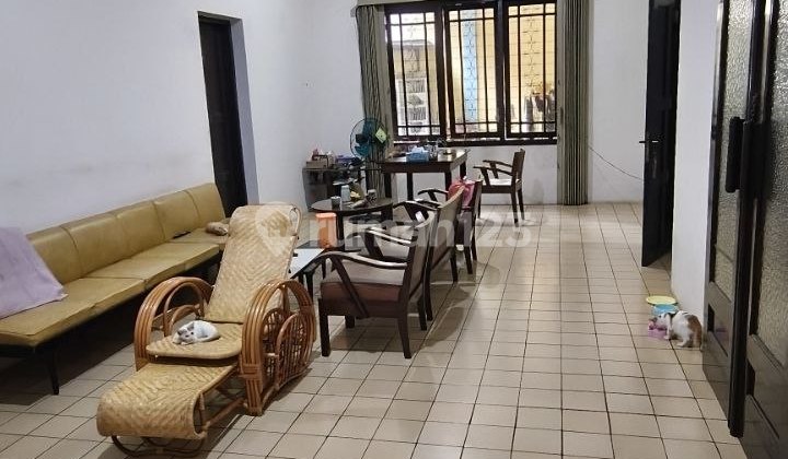 Old house, land only counted in the Riau wing. Old house, land only counted in the Riau wing.