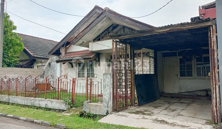 Cheap old house, land only calculated in Arcamanik Endah. Cheap old house, land only calculated in Arcamanik Endah.