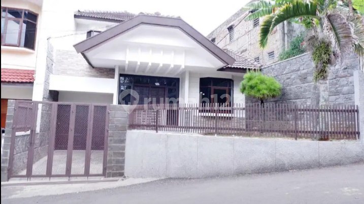 rumah bergaya modern siap huni strategis di cidadap