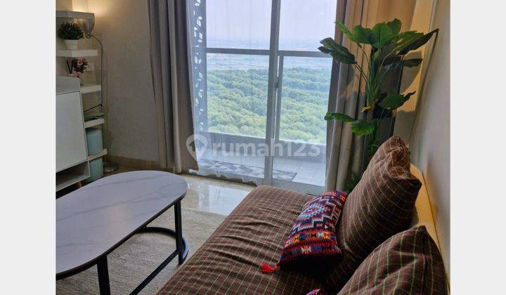 ruang tamu apartemen gold coast pik luas