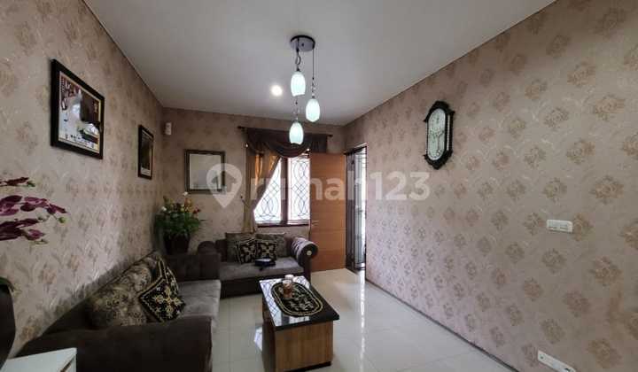 Rumah, 2 Lantai, di Setra Duta 1
