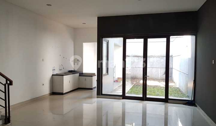 Rumah 2 Lantai Bagus Sekali di Setraduta, Bandung