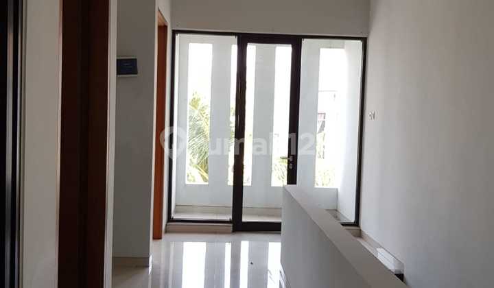 Rumah 2 Lantai Bagus Sekali di Setraduta, Bandung 2