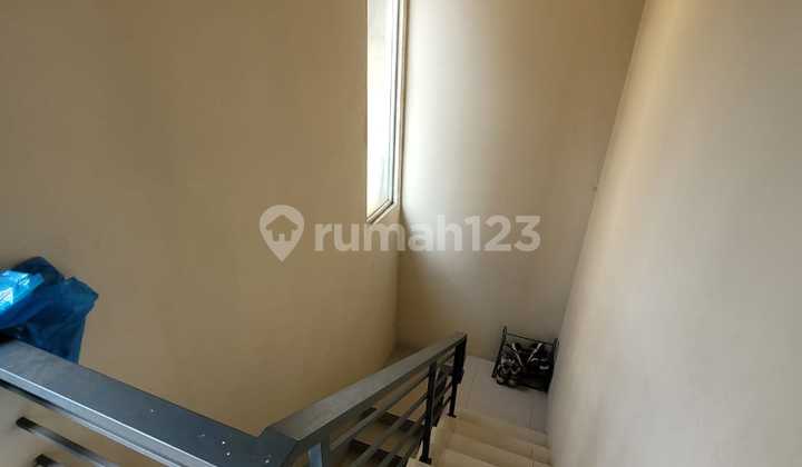 Rumah 2 Lantai Bagus di Setra Duta, Bandung 2
