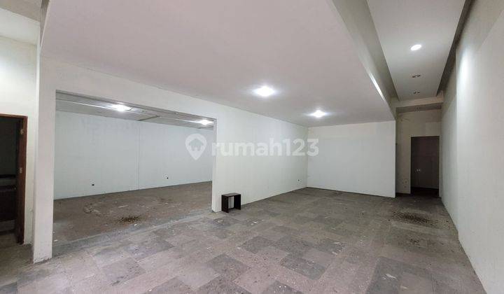 Tempat Usaha 1,5 Lantai di Surya Sumantri Mainroad 1