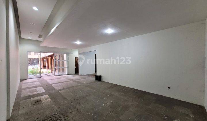 Tempat Usaha 1,5 Lantai di Surya Sumantri Mainroad 2