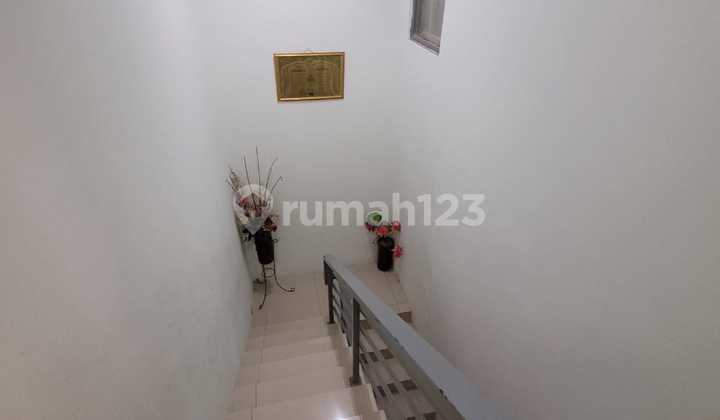 Rumah, 2 Lantai, di Setra Duta 2