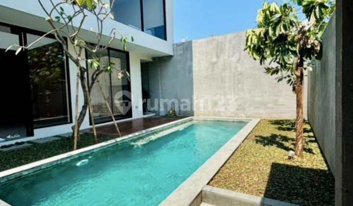 New 2-Story Villa in Kerobokan - Freehold, 5M Access, Near Canggu