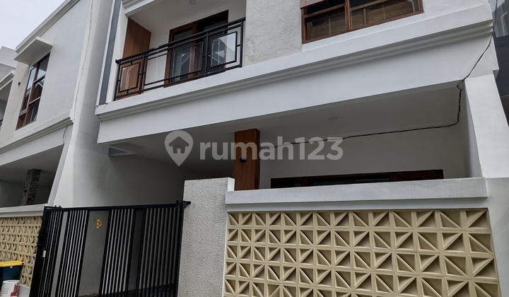 Rumah Baru Minimalis 2 Lantai di Mahendradatta - Siap Huni