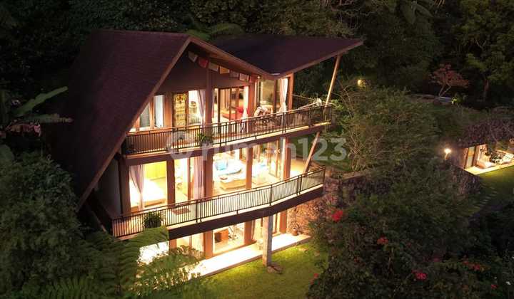 Villa With Lake And Mountain View Bedugul