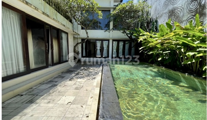 Villa Mewah dengan Kolam Renang Renon - SHM IMB 2