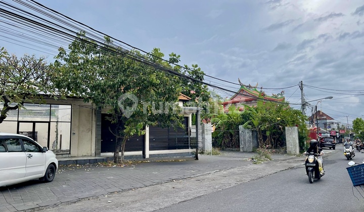 Tanah Luas dengan Bangunan Komersial - Jl. Palapa Sesetan