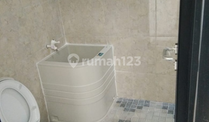 Well-Maintained Griya House Ready to Occupy in Cipondoh at a Good Price 2