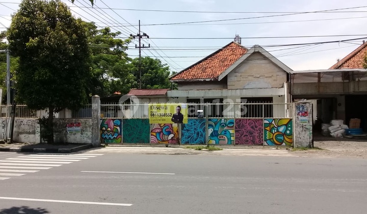 Rumah Disewakan di Raya Arjuna Surabaya, Halaman Parkir Luas