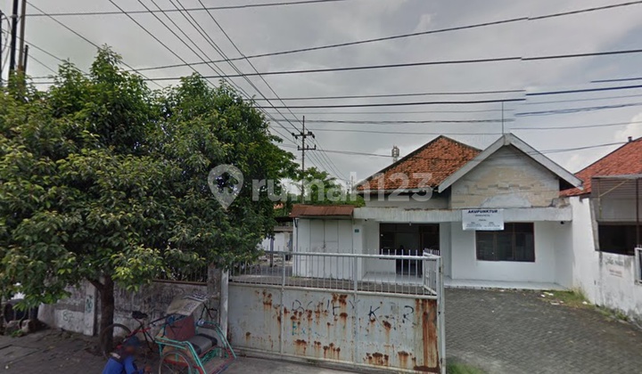 Rumah Disewakan di Raya Arjuna Surabaya, Halaman Parkir Luas 2