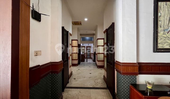 Boarding House for Sale in Dukuh Kupang, Surabaya. All rooms with en-suite bathrooms.