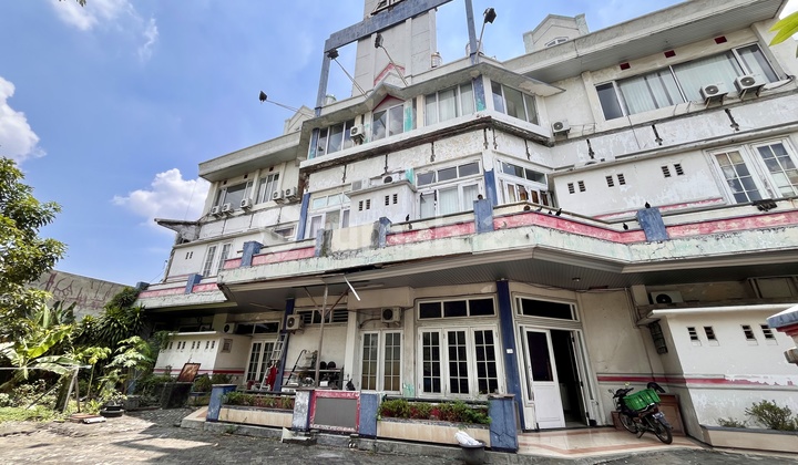 Boarding House for Sale in Dukuh Kupang, Surabaya. All rooms with en-suite bathrooms.